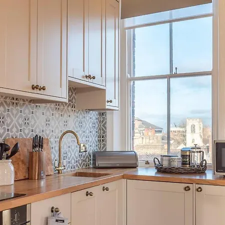 Luxury Rowntree House Across From The Shambles