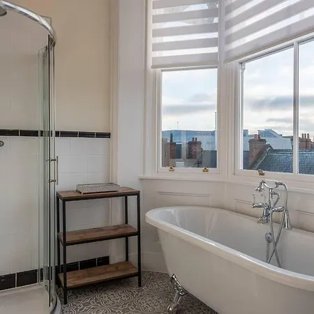 Luxury Rowntree House Across From The Shambles Apartmán